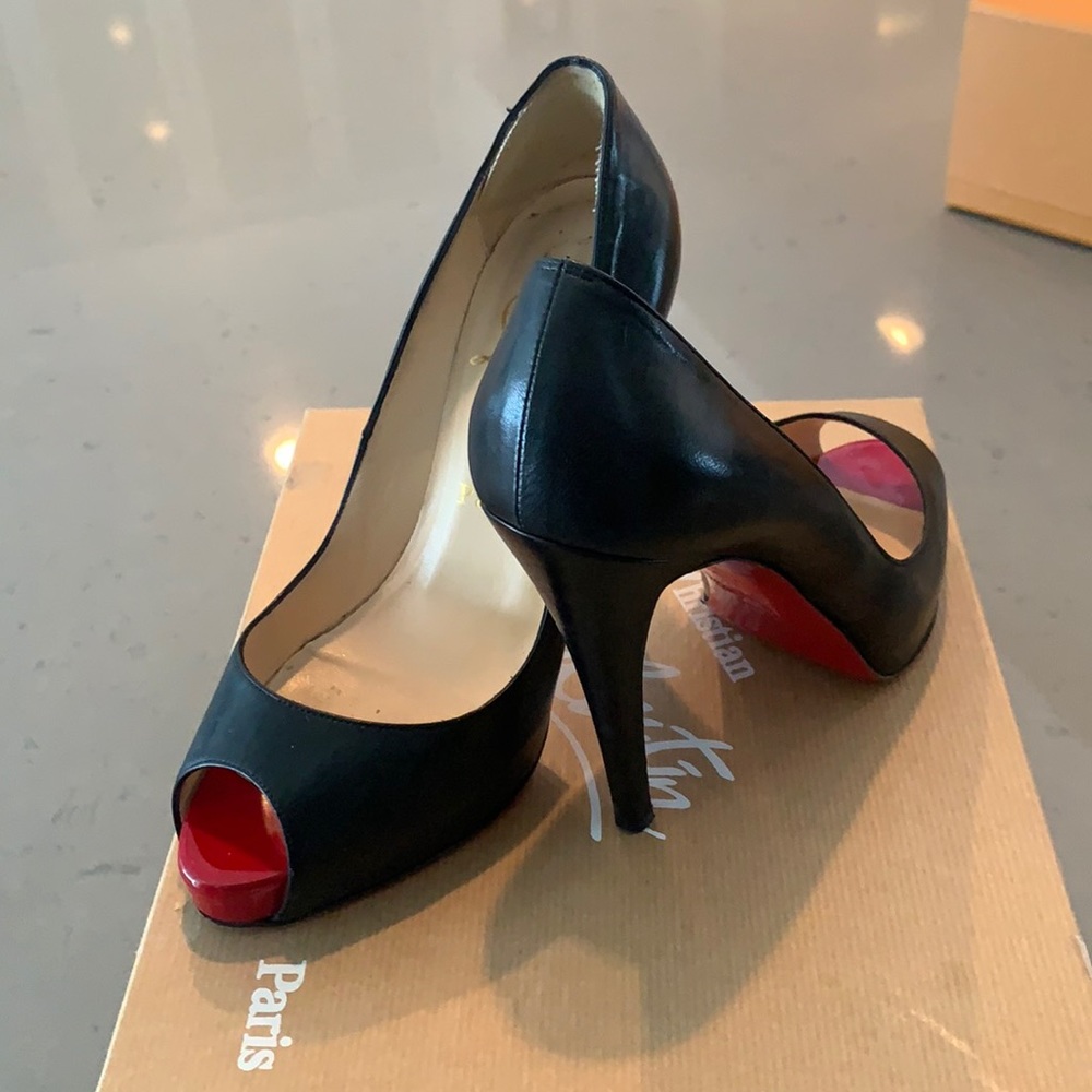 Very Privé Peep-Toe Patent Leather Christian Loub